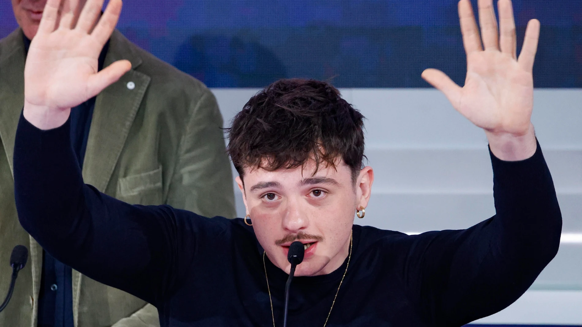 SANREMO (Italy), 16/02/2025.- The winner of the festival Italian singer Olly attends the final press conference of the 75th edition of the Sanremo Italian Song Festival in Sanremo, Italy, 16 February 2025. The 75th Sanremo Italian Song Festival started on 11 February and concluded on the evening of 15 February 2025. (Italia) EFE/EPA/FABIO FRUSTACI