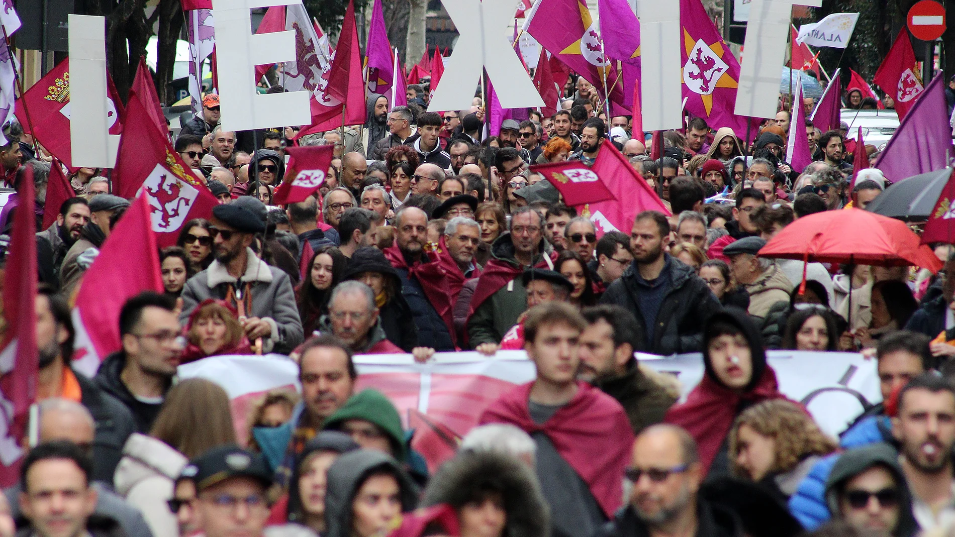 Miles de leoneses se manifiestan por el futuro de León y por la autonomía leonesa