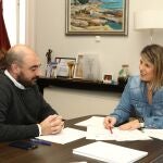 La alcaldesa Noelia Arroyo con el director de la Cátedra de Vivienda de la UPCT