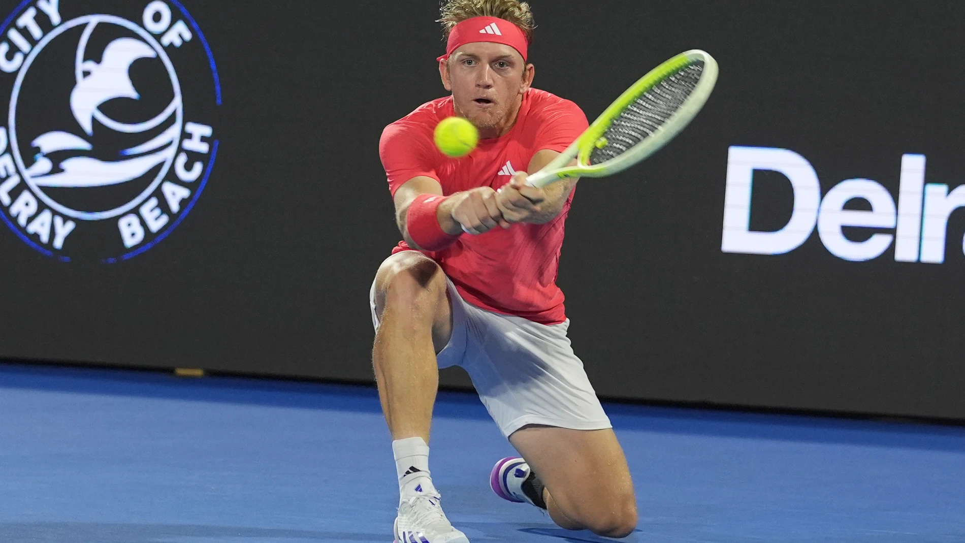 Alejandro Davidovich Fokina of Spain hits a return to Matteo Arnaldi of Italy during a semifinal match at the Delray Beach Open tennis tournament Saturday, Feb. 15, 2025, in Delray Beach, Fla. (AP Photo/Marta Lavandier)
