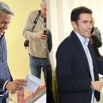 Zuloaga y Casares votan en las primarias y animan a los militantes a participar "por el futuro del PSOE y de Cantabria"