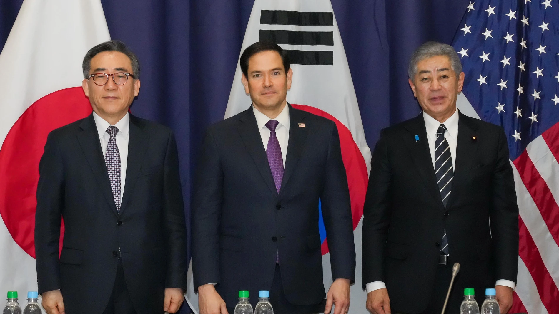 Munich (Germany), 16/02/2025.- A handout photo made available by South Korea's Foreign Ministry shows South Korean Foreign Minister Cho Tae-yul (L), U.S. Secretary of State Marco Rubio (C) and Japanese Foreign Minister Takeshi Iwaya attending a trilateral meeting on the sidelines of the Munich Security Conference in, Munich, Germany 15 February 2025 (issued 16 February 2025). (Alemania, Japón, Corea del Sur) EFE/EPA/YONHAP HANDOUT SOUTH KOREA OUTHANDOUT EDITORIAL USE ONLY/NO SALES