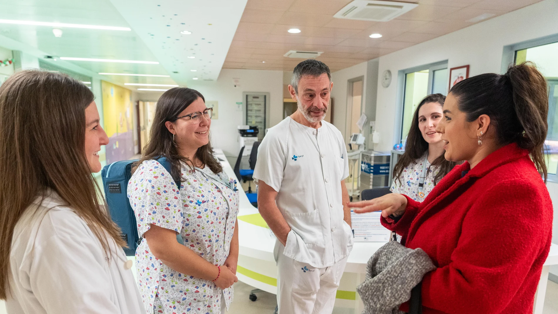 Zuriñe Lasagabaster, madre de Ibai, un niño paciente afectado por una enfermedad ultrarrara, conversa con Alfredo Cano y Laura García Miralles, pediatras responsables de la Unidad de Cuidados Paliativos Pediátricos del Hospital Universitario Río Hortega, y Cristina Agüera y Lorena López, enfermeras especialistas de la unidad