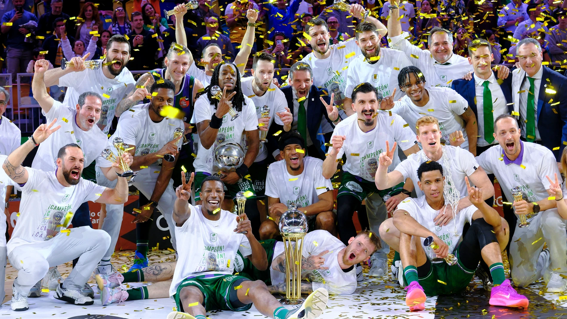 LAS PALMAS DE GRAN CANARIA, 16/02/2025.- Los jugadores de Unicaja posan con la Copa del Rey tras ganar la final de la Copa de Rey de baloncesto, que Real Madrid y Unicaja Málaga disputaron este domingo en el Gran Canaria Arena, en Las Palmas de Gran Canaria. EFE/ Angel Medina G.