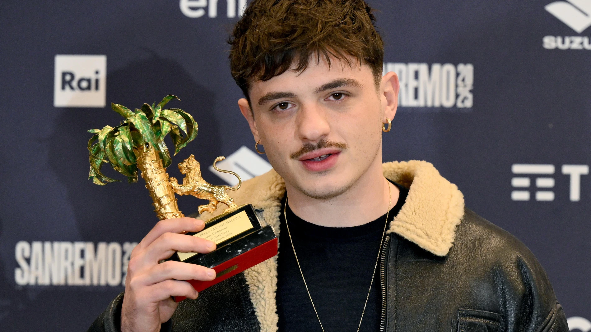SANREMO (Italy), 16/02/2025.- The winner of the festival, Italian singer Olly, poses during a photocall at the Sanremo Italian Song Festival in Sanremo, Italy, 16 February 2025. The 75th Sanremo Italian Song Festival started on 11 February and concluded on the evening of 15 February 2025. (Italia) EFE/EPA/ETTORE FERRARI