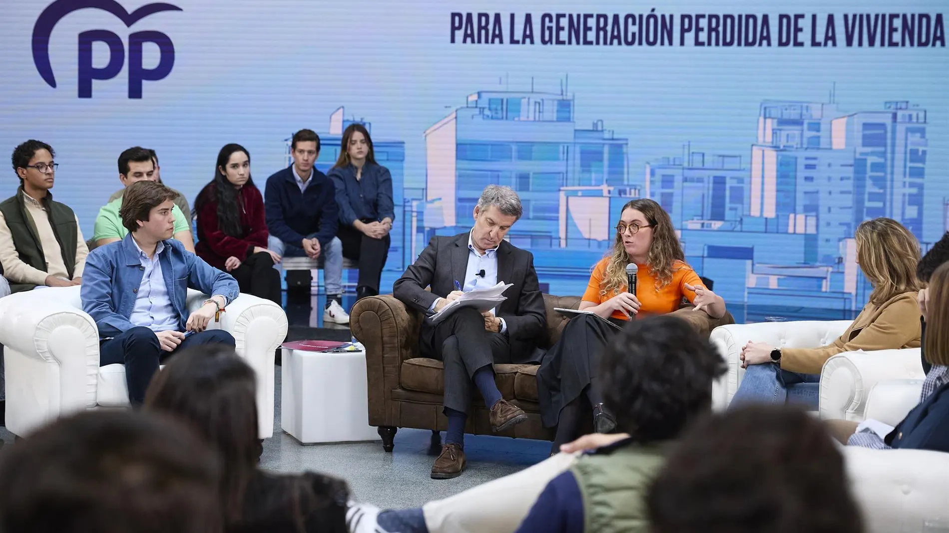 Feijóo se lanza a por el voto joven ofreciendo rebajas fiscales en vivienda y pide al PP más actividad en redes sociales