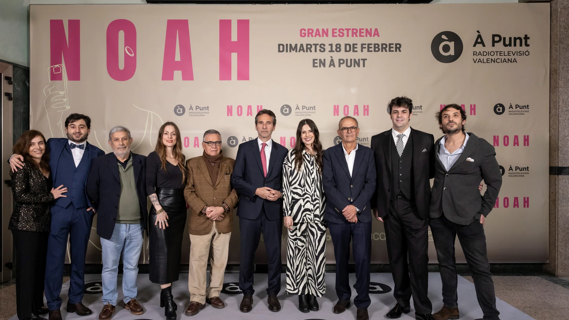 Los actores del documental junto al presidente de la Corporación Audiovisual de Comunidad Valenciana, Vicente Ordaz