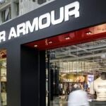 Esta bandolera Under Armour está al 50 % y ahora mi hermano no sale sin ella