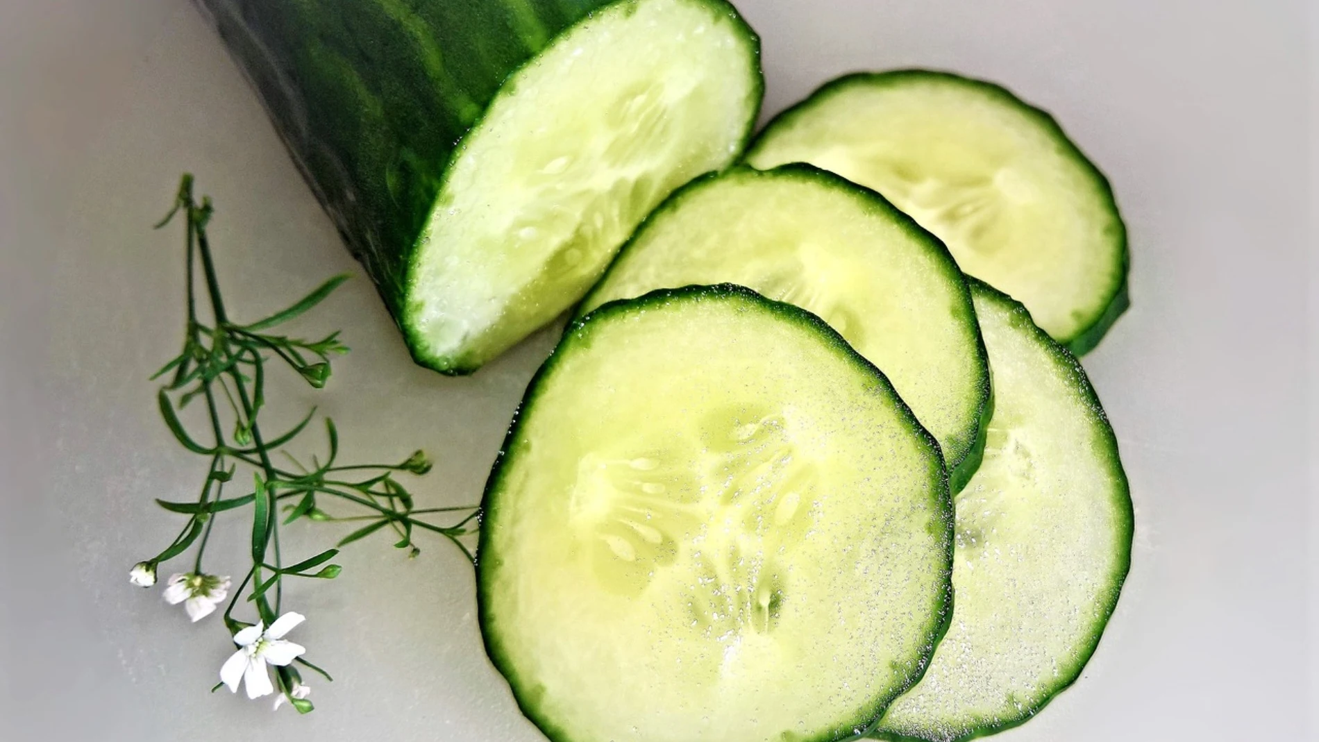 Si tienes cáscaras de pepino, tienes un tesoro: los cinco usos que les puedes dar