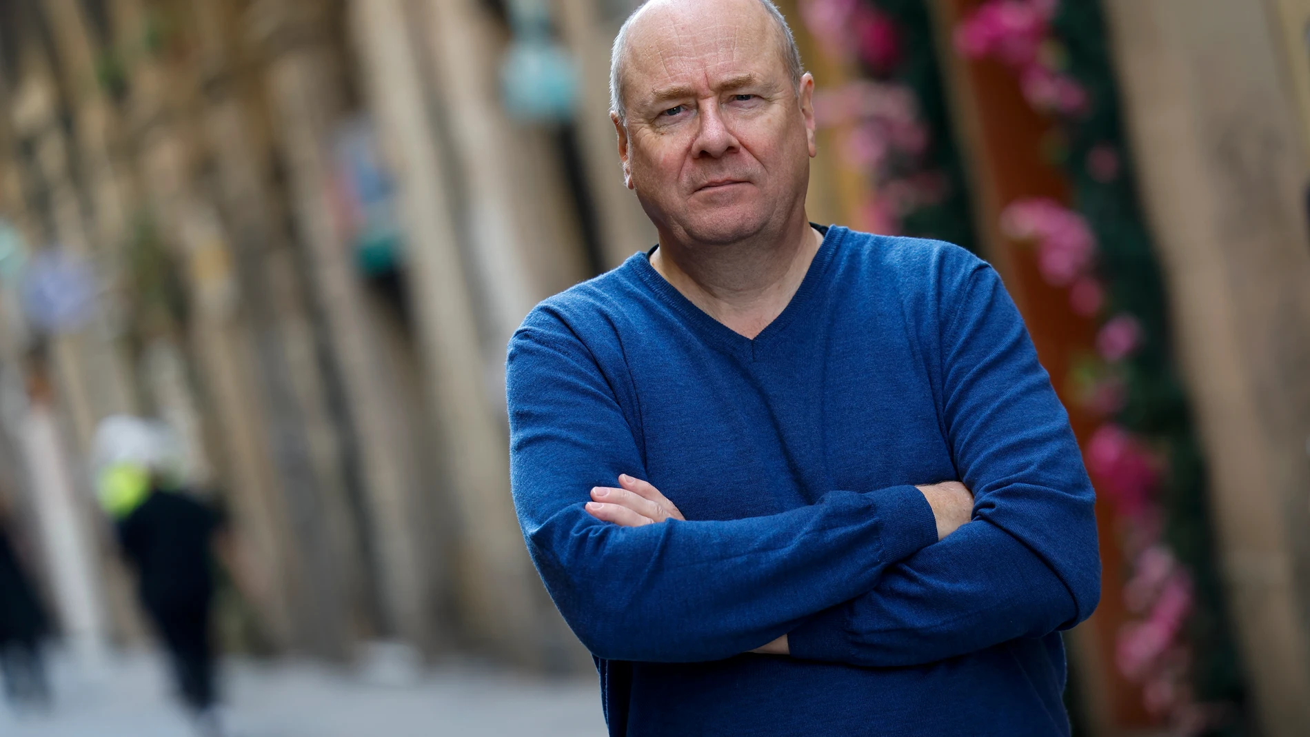 GRAFCAT3998. BARCELONA, 17/02/2025.- El escritor islandés Arnaldur Indridason, que ha publicado su primera incursión en la novela histórica, 'El rey y el relojero', ha confesado este lunes en una entrevista con EFE que, aunque escribe para los islandeses, se ha dado cuenta de que al final lo hace "para todo el mundo". EFE/Toni Albir