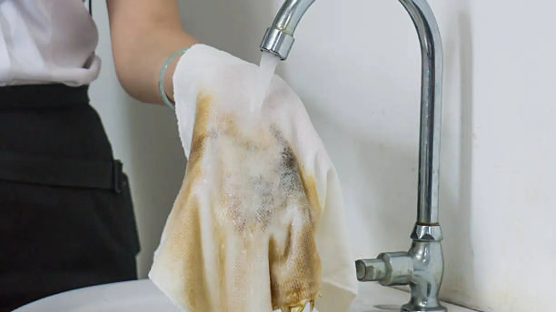 Una experta en limpieza revela el truco para eliminar las manchas y el mal olor de los trapos: "Quedan blancos y perfumados"