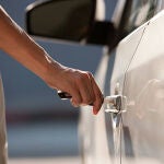 El truco de un profesor de autoescuela por si te quedas sin pilas en las llaves del coche 