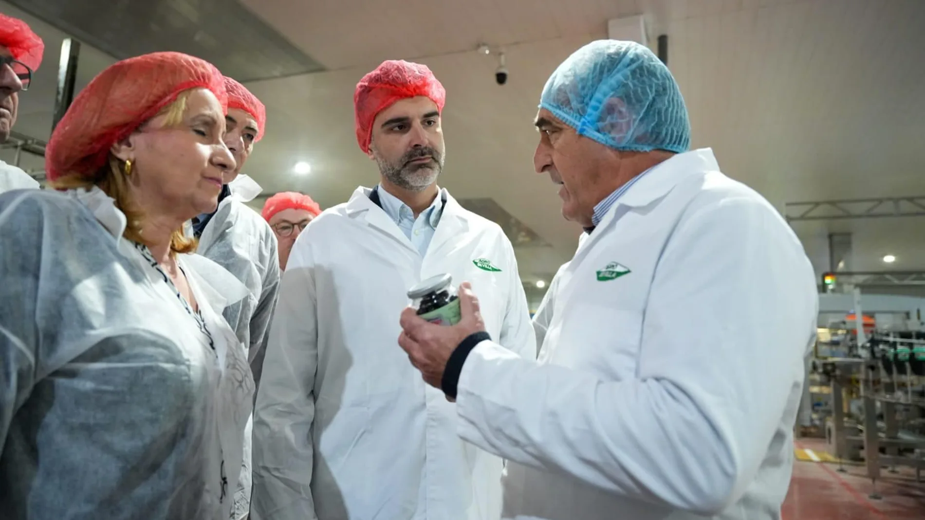 El consejero de Agricultura, Ramón Fernández-Pacheco, durante la visita a Agrosevilla