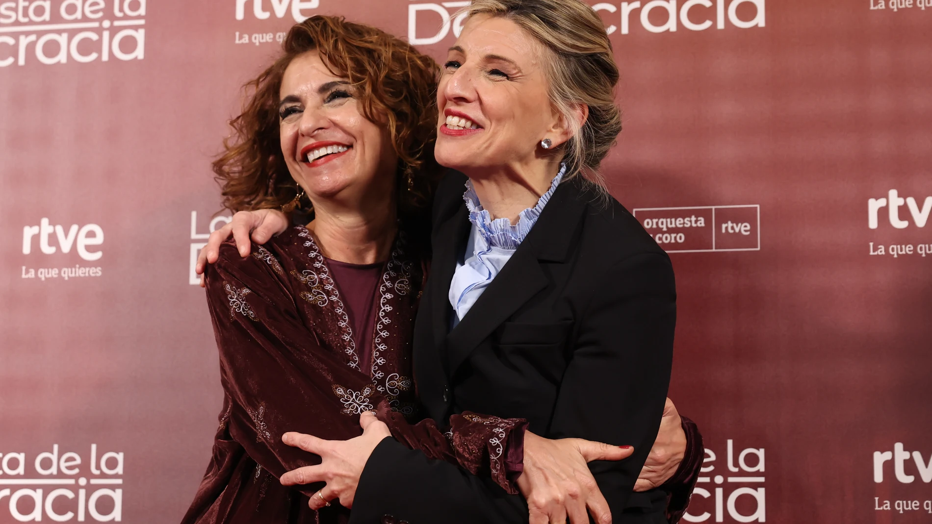 Las vicepresidentas María Jesús Montero y Yolanda Díaz en la presentación de ‘La conquista de la Democracia’, nueva serie documental producida por RTVE y Tevescop, que retrata la transición democrática en España a través de seis miradas de seis directores, este lunes en el Teatro Monumental de Madrid. EFE/ Kiko Huesca
