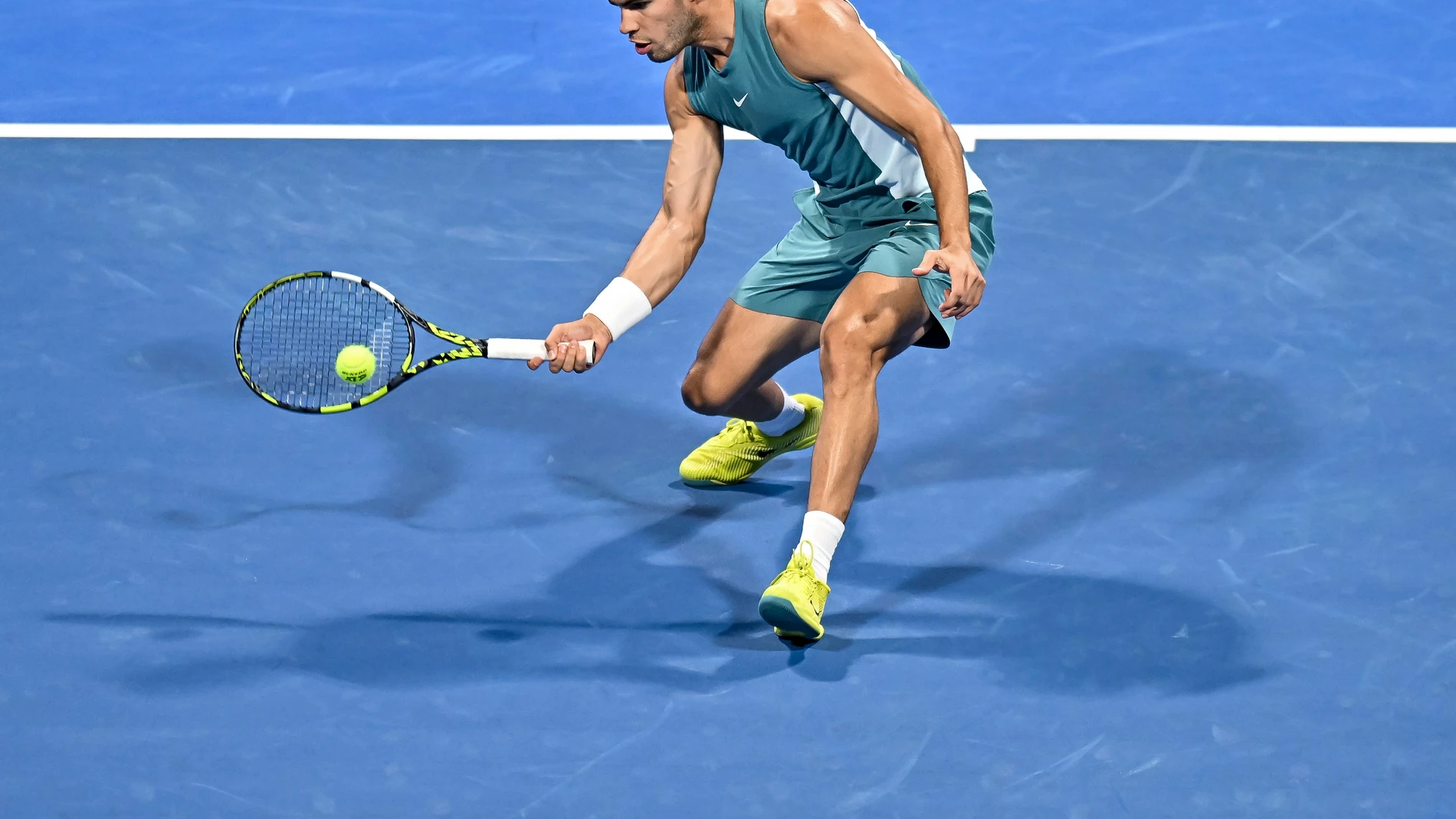 Doha (Qatar), 17/02/2025.- Carlos Alcaraz of Spain in action during his first round match against Marin Cilic of Croatia at the Qatar Open tennis tournament in Doha, Qatar, 17 February 2025. (Tenis, Croacia, España, Catar) EFE/EPA/NOUSHAD THEKKAYIL