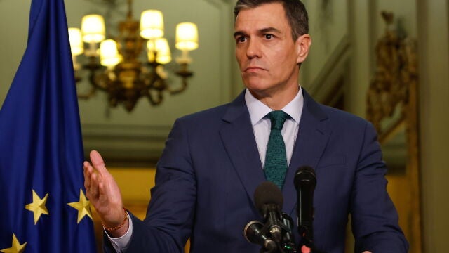 Spanish Prime Minister Pedro Sanchez gives a press conference in Paris