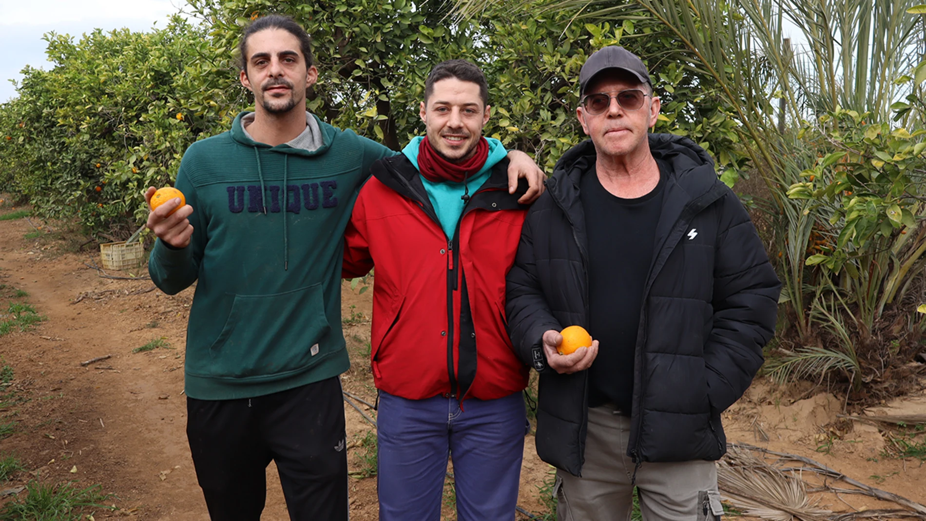 Rubén y su padre, en el campo que cultiva la familia desde hace 60 años