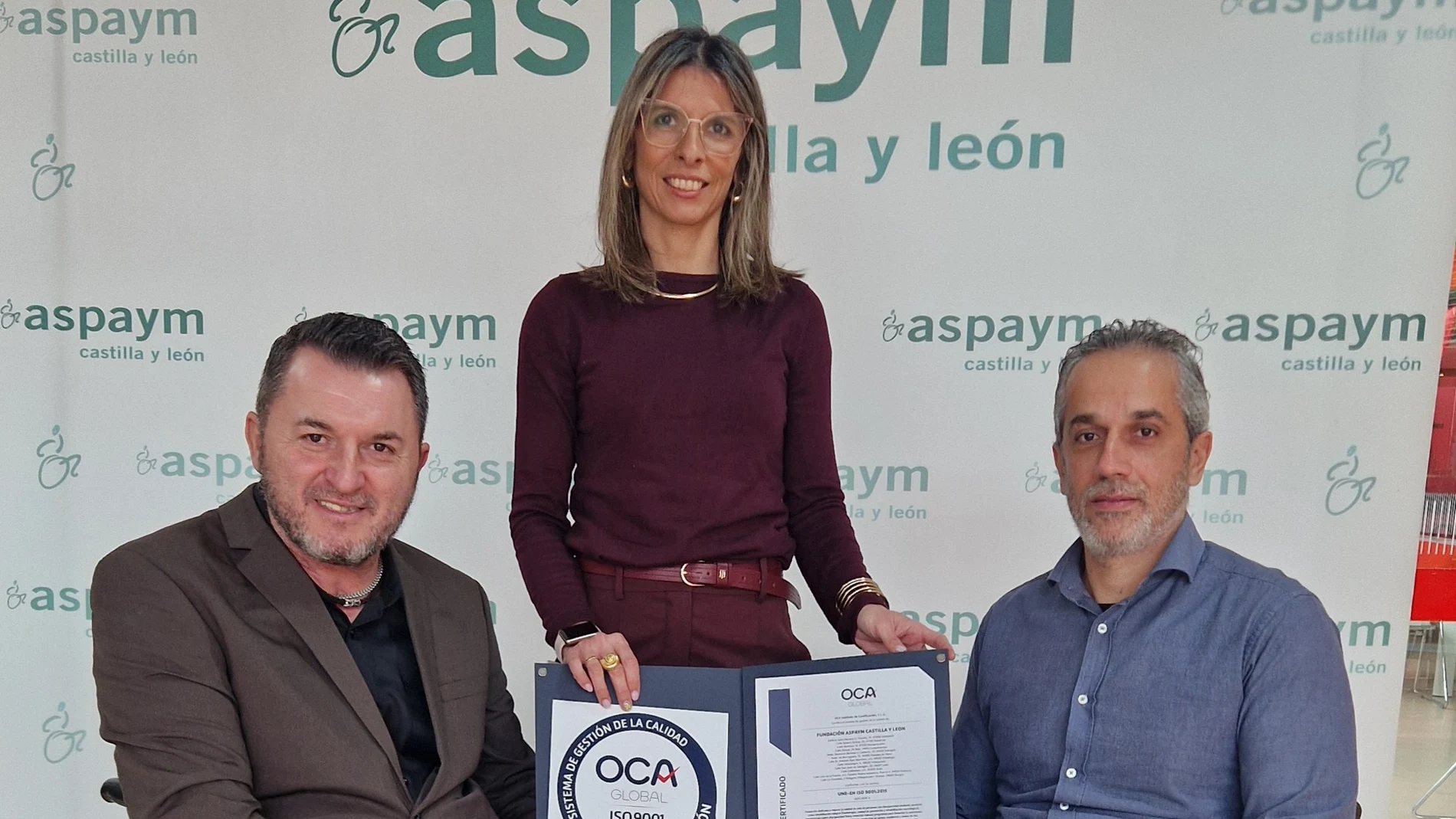 El presidente de Aspaym Castilla y León, Ángel de los Propios; y el vicepresidente, Francisco José Sardón, reciben el reconoocimiento