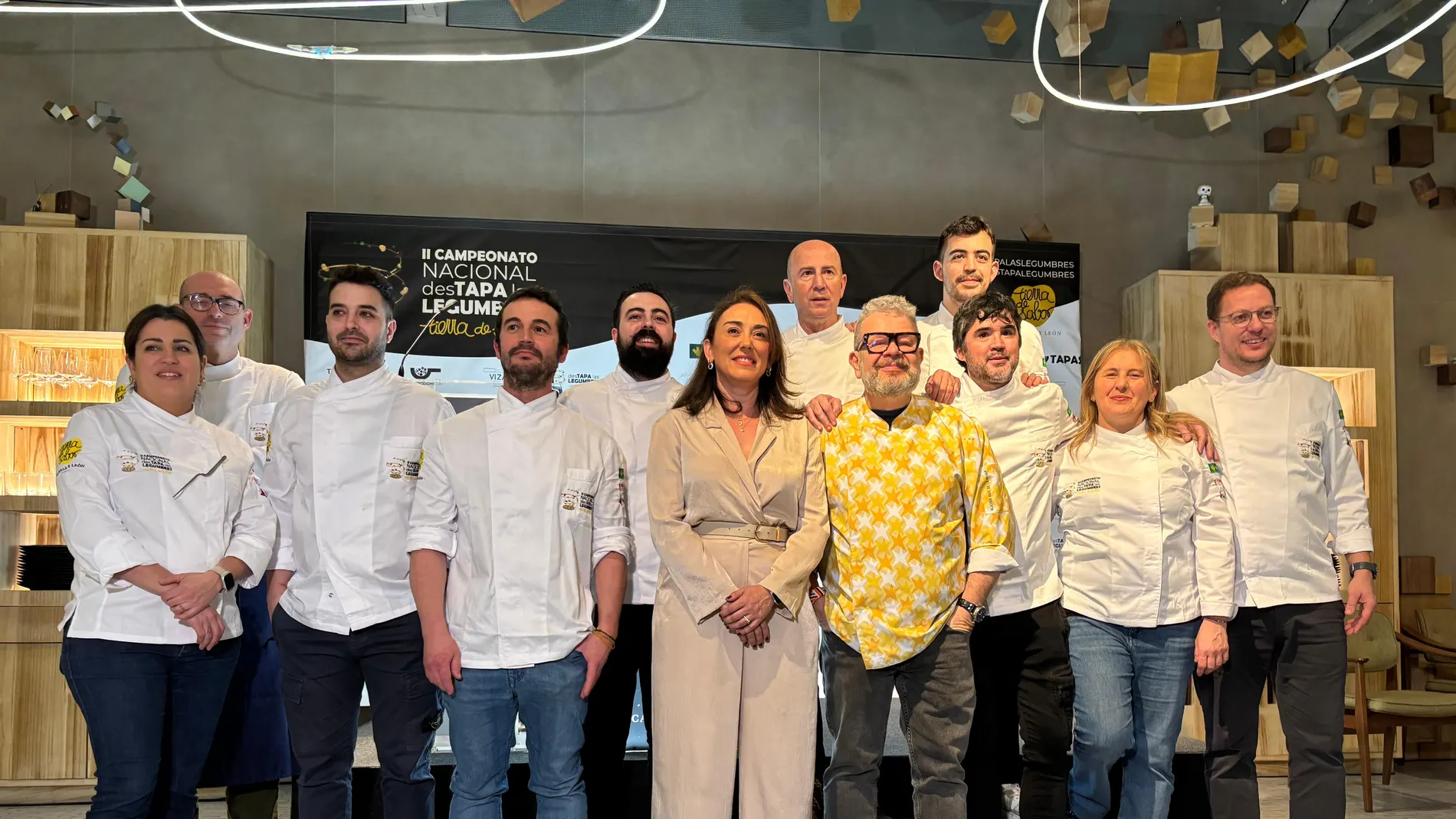 La consejera de Agricultura, Ganadería y Desarrollo Rural, María González Corral, junto a los cocineros de Castilla y León participantes en el concurso