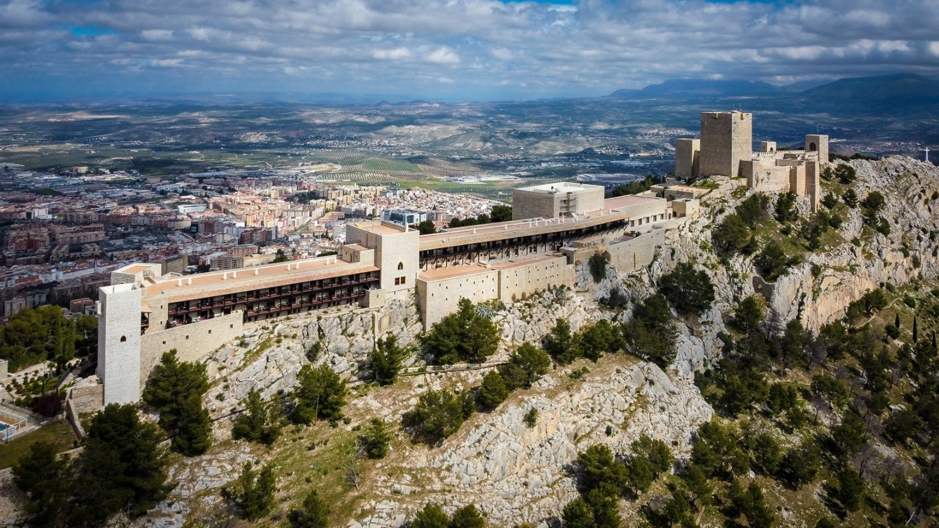 Vista del Parador de Jaén (i), junto al Castillo de Santa Catalina. REMITIDA / HANDOUT por PARADORES Fotografía remitida a medios de comunicación exclusivamente para ilustrar la noticia a la que hace referencia la imagen, y citando la procedencia de la imagen en la firma 17/02/2025