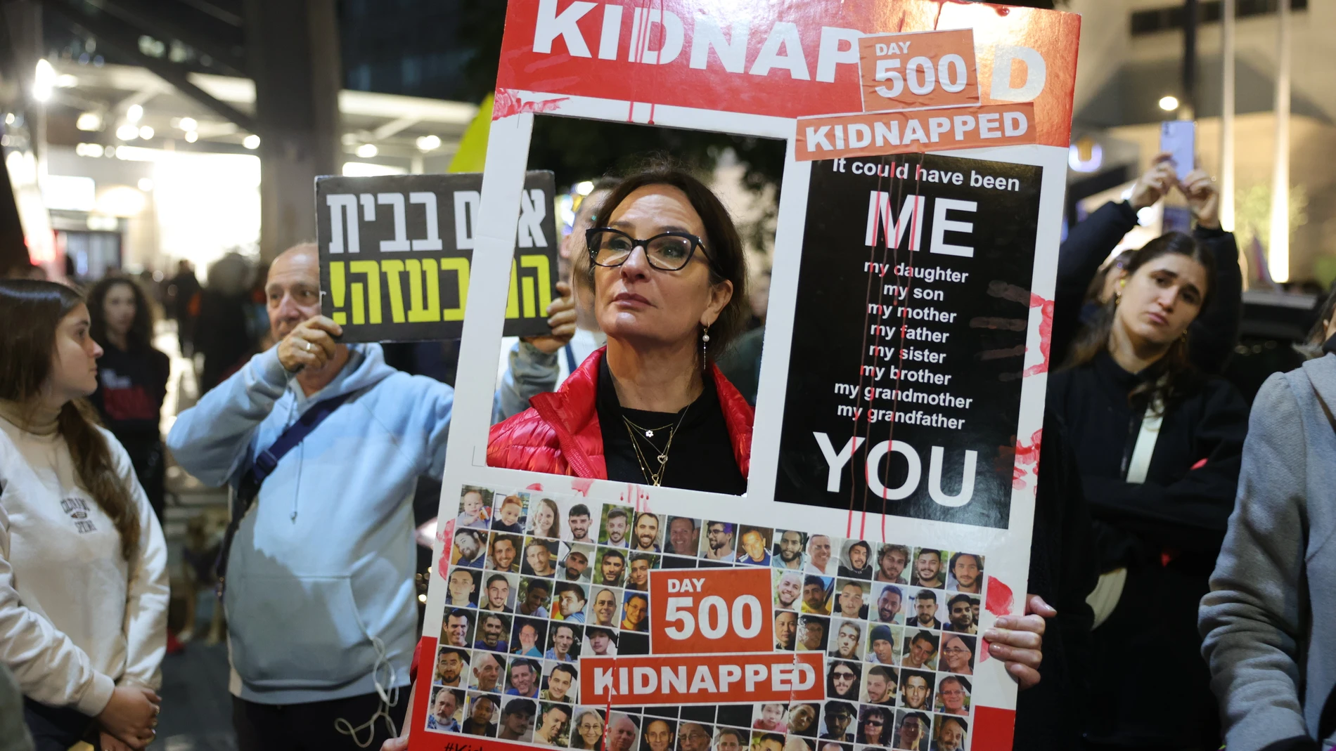 Tel Aviv (Israel), 17/02/2025.- Families of hostages held by Hamas in Gaza and their supporters marking 500 days in Hamas captivity during a protest outside the Kyria military headquarters calling to complete the hostages deal between Israel and Hamas in Tel Aviv, Israel, 17 February 2025. According to IDF around 73 hostages are still held hostage in Gaza . (Protestas) EFE/EPA/ABIR SULTAN