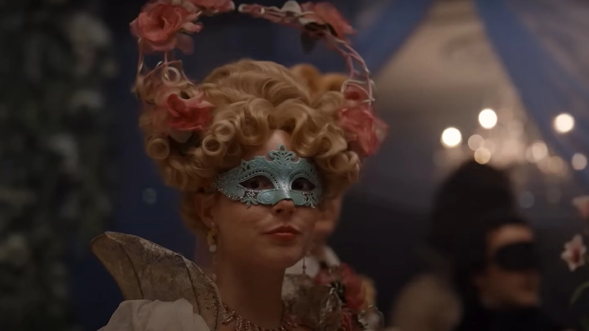 Una de las protagonistas de "Los Bridgerton" con una máscara