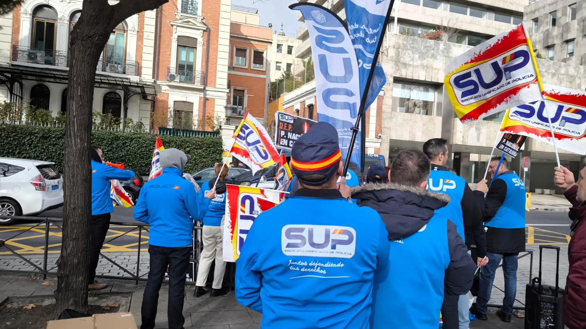El sindicato unificado de policías se ha manifestado ante las puertas del Ministerio del Interior.