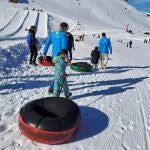Voluntarios de CaixaBank acompañan a los niños en una jornada de actividades lúdicas en la Estación de Sierra Nevada
