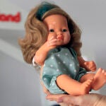 La muñeca de la firma Miniland, de Onil, en Alicante, tiene síntomas de despigmentación en la piel causados por la enfermedad vitíligo