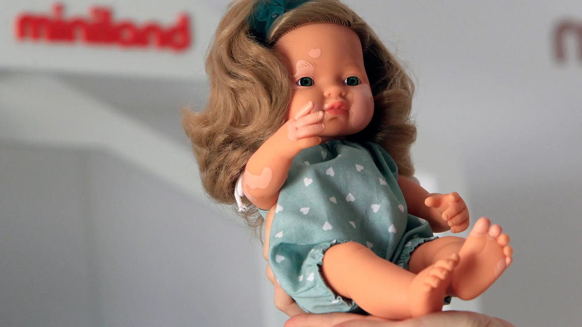La muñeca de la firma Miniland, de Onil, en Alicante, tiene síntomas de despigmentación en la piel causados por la enfermedad vitíligo