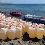 Garrafas de gasolina para las narcolanchas intervenidas