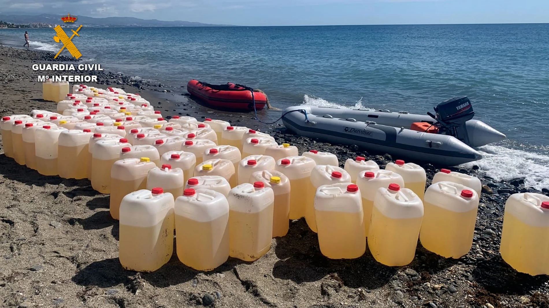 Garrafas de gasolina para las narcolanchas intervenidas