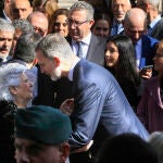El Rey Felipe VI con la nieta de Rafael Altamira, Mari Luz Altamira, el día de la inhumación del jurista y humanista en El Campello, Alicante