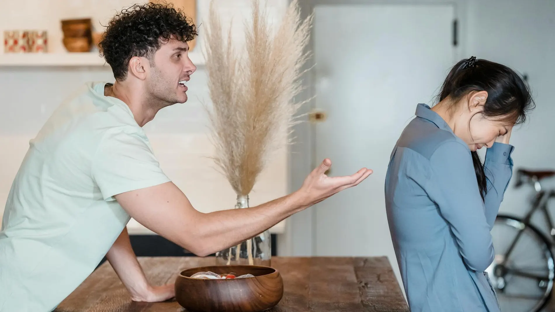 Pareja discutiendo