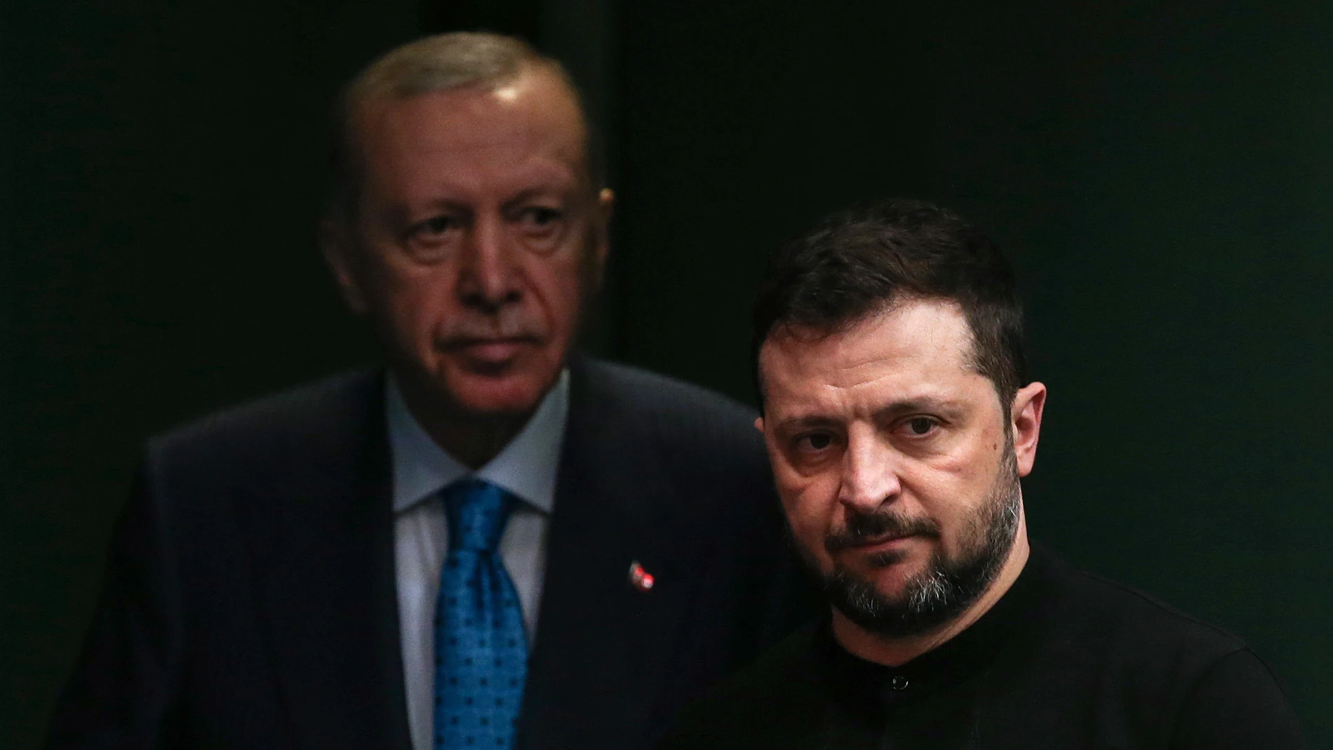 ANKARA (Turkey), 18/02/2025.- Turkish President Recep Tayyip Erdogan (L) and Ukrainian President Volodymyr Zelensky (R) attend a press conference after their meeting at the Presidential Palace in Ankara, Turkey, 18 February 2025. Zelensky arrived in Ankara for talks with Erdogan as US and Russian top diplomats met in Riyadh, Saudi Arabia without Ukraine. (Arabia Saudita, Turquía, Ucrania) EFE/EPA/NECATI SAVAS