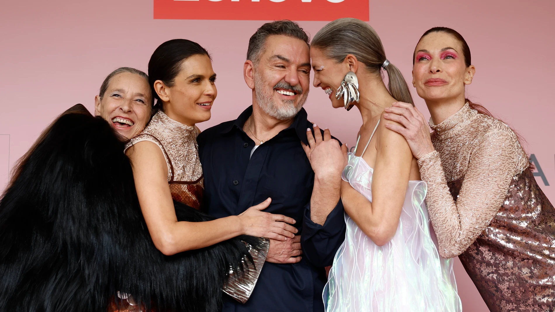 MADRID, 18/02/2025.- El diseñador Juan Duyos ha presentado su último trabajo, 'Tecno', un alegato contra el edadismo este martes en el Museo del Traje de Madrid y fuera de la Mercedes Benz Fashion Week Madrid (MBFWM). Han participado modelos como Laura Sánchez (2d), Cristina Piaget (d), María Reyes (2i), Paola Dominguín (i), Madelaine Hjort, Rakel Brel o Bárbara García. EFE/ Daniel Gonzalez