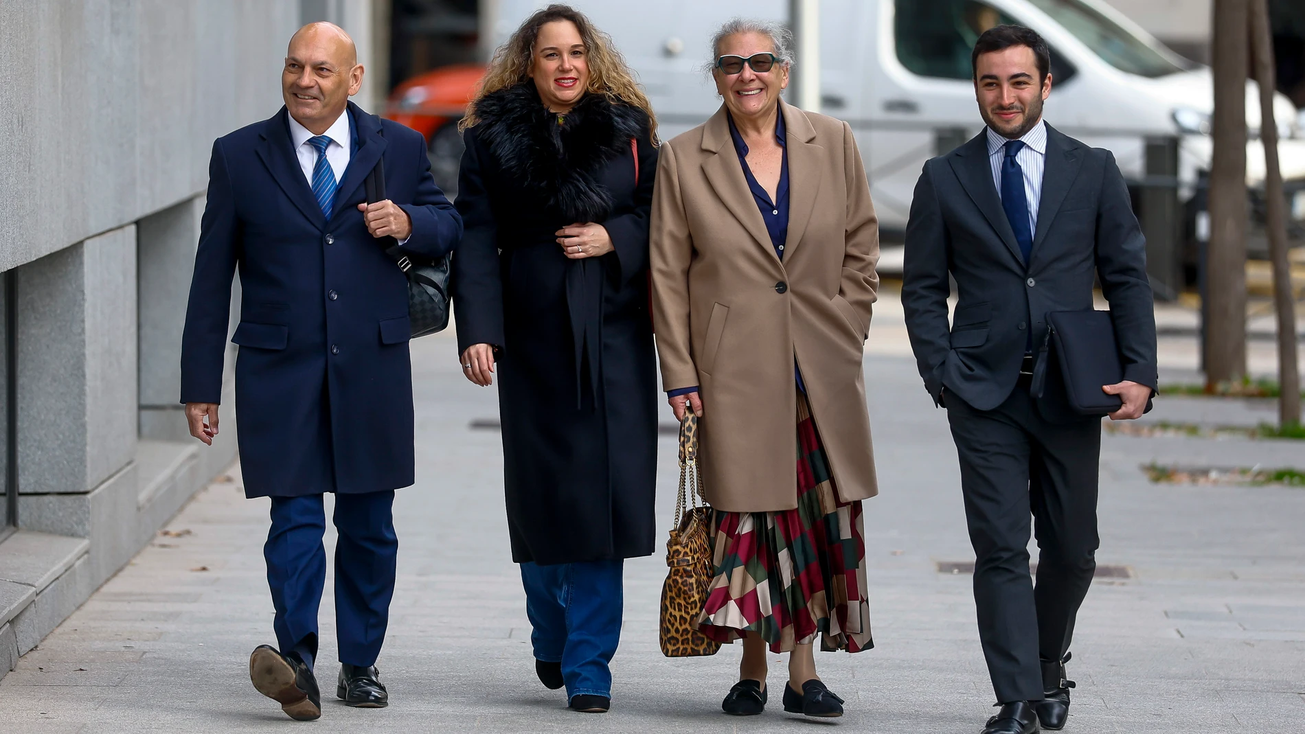 MADRID, 18/02/2025.- La empresaria Carmen Pano (2d), quien afirmó haber dado 90.000 euros en efectivo a la sede del PSOE en Madrid, y su hija Leonor María González (2i), acompañadas por su abogado Javier Gómez Bermúdez (i), a su llegada este martes a la Audiencia Nacional donde han sido citadas a declarar por el juez que investiga el caso Koldo. EFE/Rodrigo Jiménez