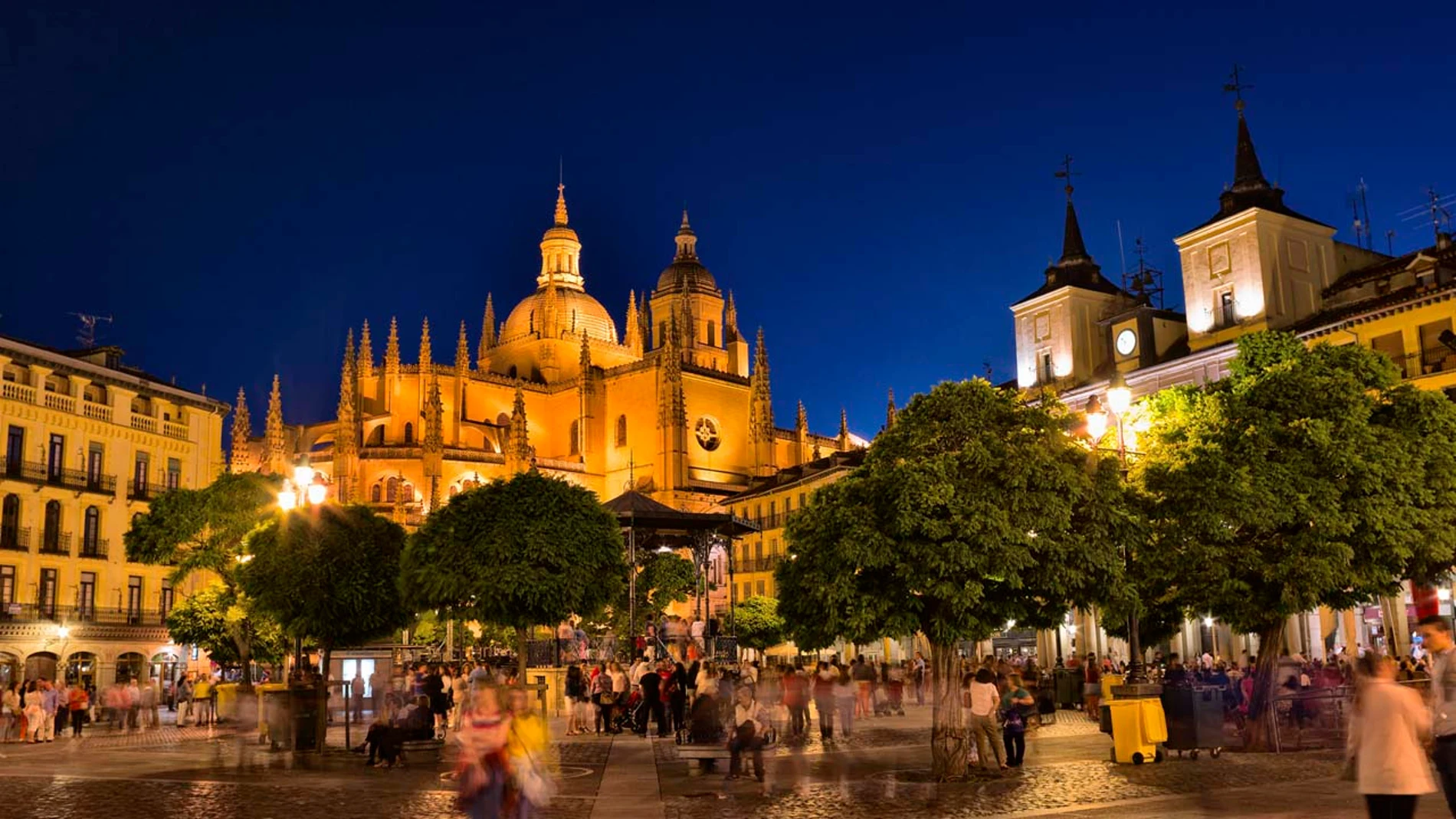 Vista de la Catedral de Segovia desde la Plaza Mayor