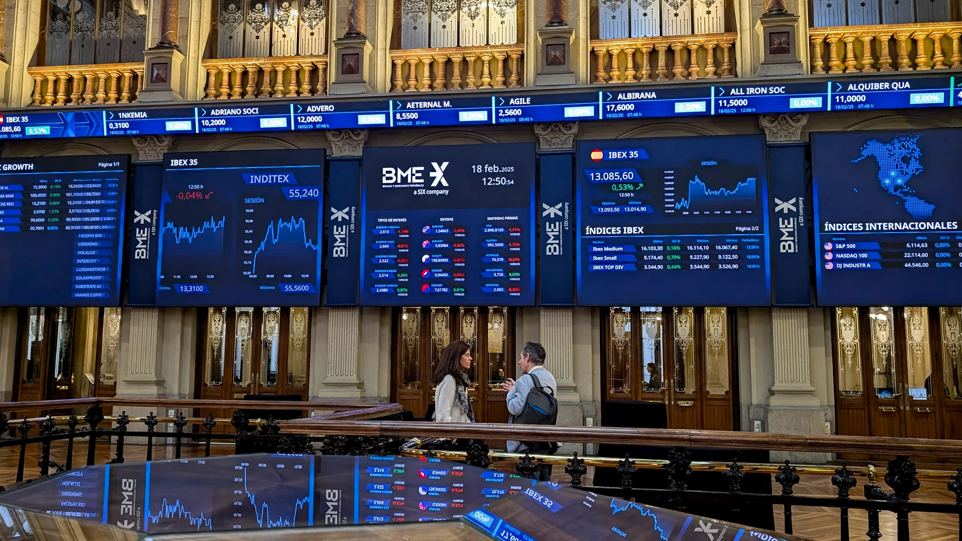 MADRID (ESPAÑA), 18/02/2025.- Vista del panel del Ibex 35, el principal indicador del parqué madrileño de la Bolsa este martes que a mediodía sube un 0,40 % y mantiene los 13.000 puntos, gracias en parte a que Duro Felguera está disparada y se revaloriza casi el 23 %, mientras los inversores están pendientes de las negociaciones entre EE.UU. y Rusia para la paz en Ucrania. EFE/ Vega Alonso