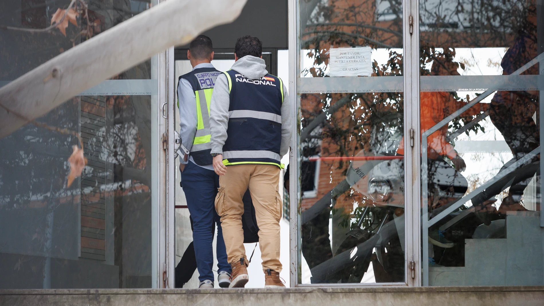 Agentes de la Unidad de Delincuencia Económica y Fiscal (Udef) de la Policía Nacional en las dependencias de la Policía Local de Granada. A 18 de febrero de 2025, en Granada (Andalucía, España). Agentes de la Unidad de Delincuencia Económica y Fiscal (Udef) de la Policía Nacional han incautado material en las dependencias de la Policía Local de Granada, por un presunto fraude en el proceso de oposiciones. 18 FEBRERO 2025 Álex Cámara / Europa Press 18/02/2025