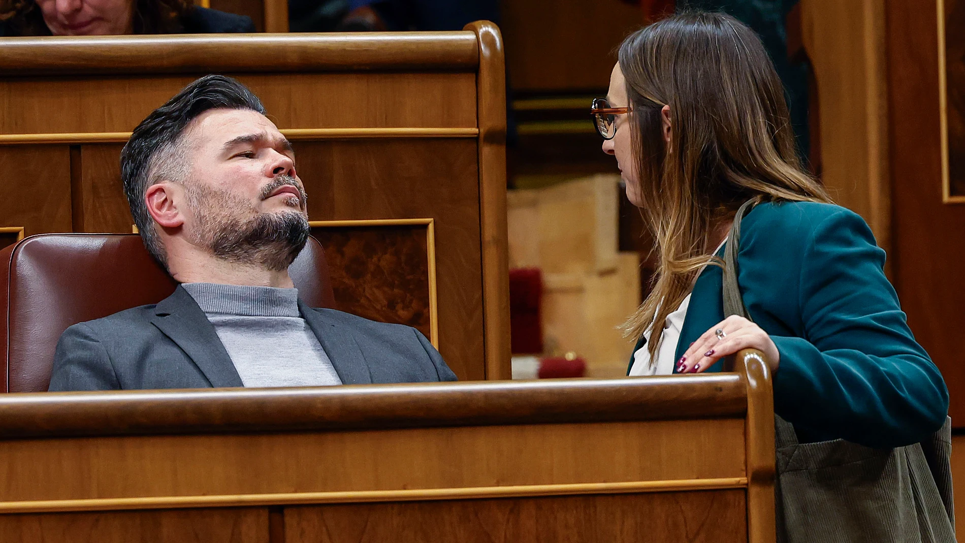 MADRID, 18/02/2025.- El portavoz de ERC, Gabriel Rufián (i) durante el pleno que se celebra este martes en el Congreso. EFE/ J.P.Gandul