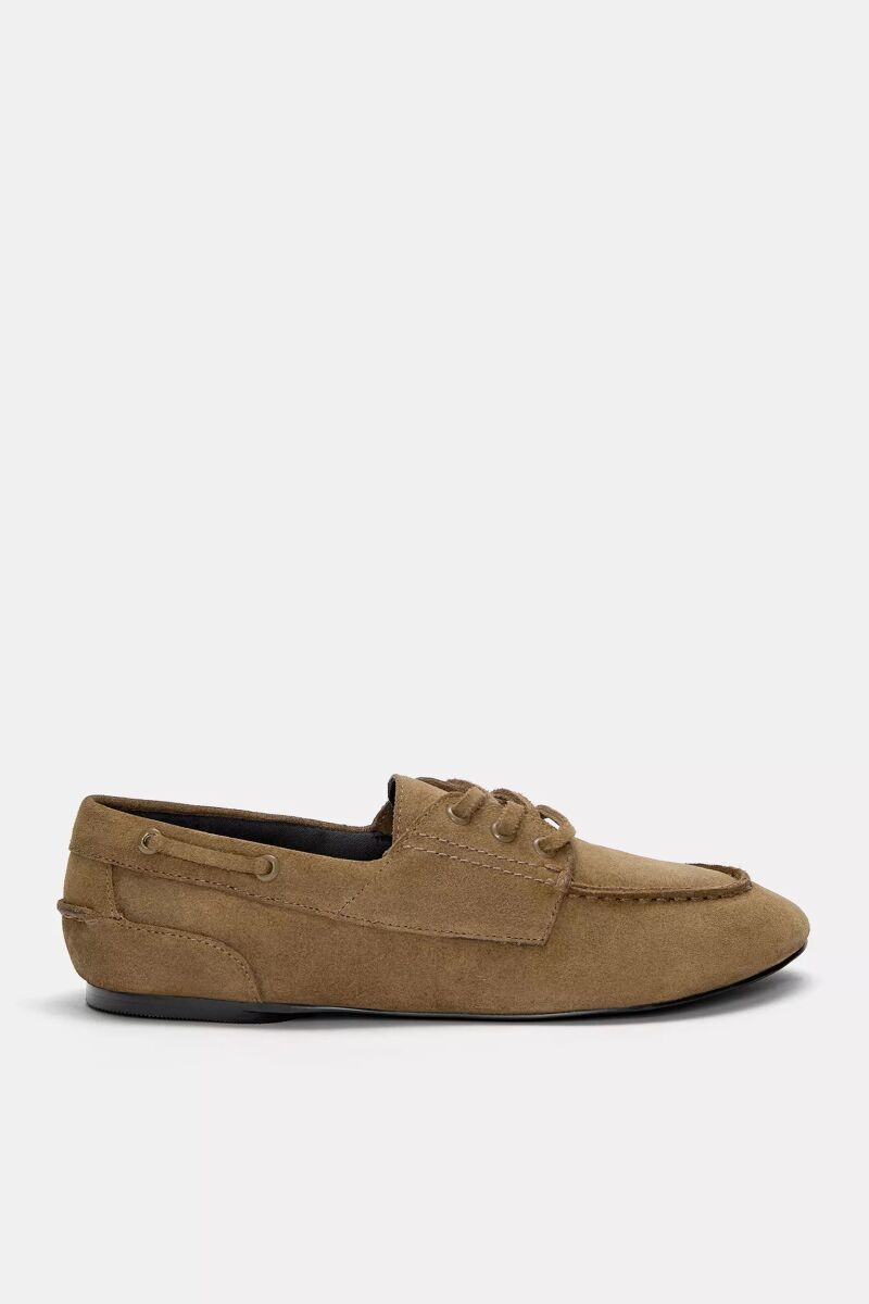 Mocasines de serraje.