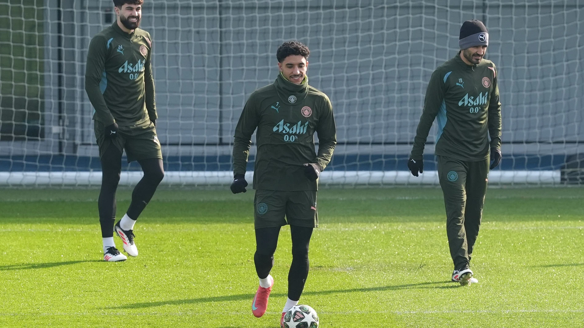18 February 2025, United Kingdom, Manchester: (L-R) Manchester City's Josko Gvardiol, Omar Marmoush and Ilkay Gundogan at the City Football Academy ahead of Wednesday's UEFA Champions League soccer match against Real Madrid. Photo: Martin Rickett/PA Wire/dpa18/02/2025 ONLY FOR USE IN SPAIN