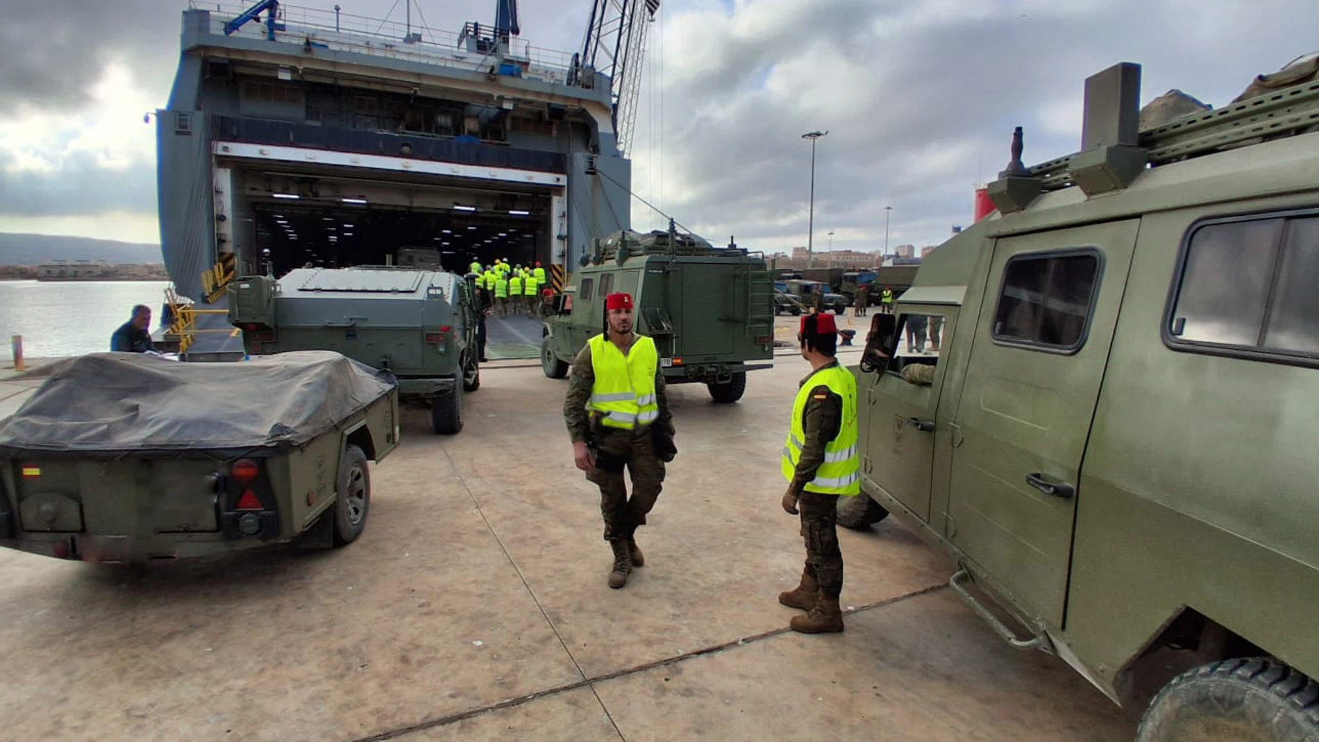 Los vehículos embarcan desde Melilla en el buque Ysabel en dirección hacia Almería