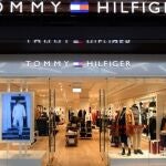 Tommy Hilfiger rebaja hoy su camiseta más versátil un 54% 