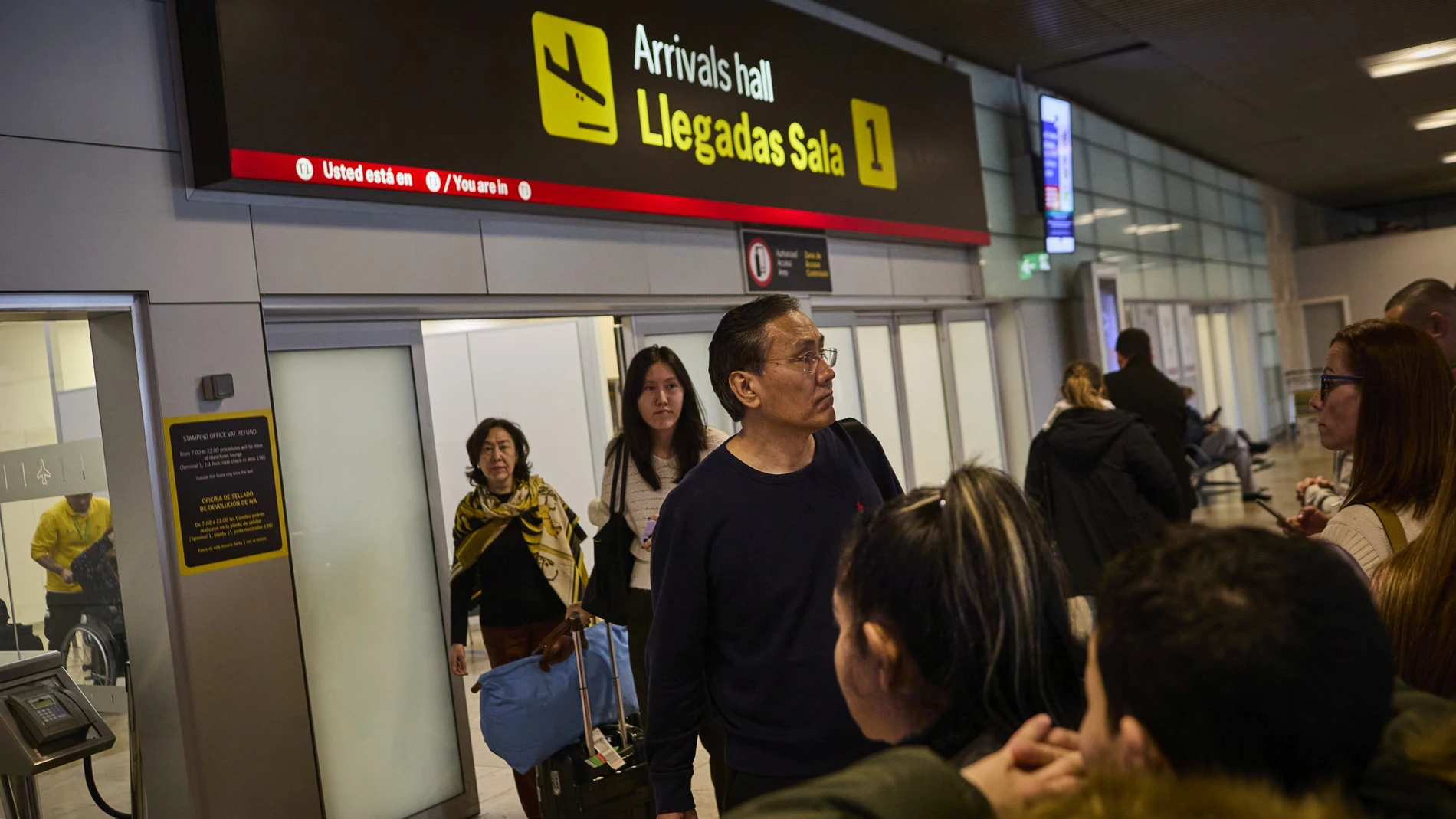 Turistas chinos, a su llegada al aeropuerto de Barajas