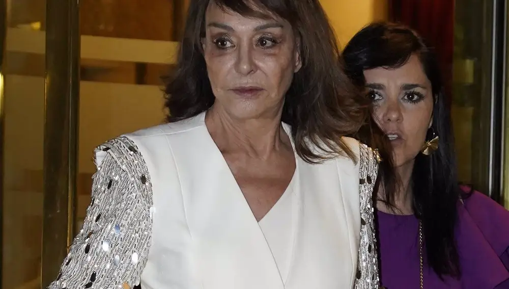 Mari Ángeles Grajal, desencajada, acude a comisaría a denunciar a Jaime Ostos tras amenazarla de muerte