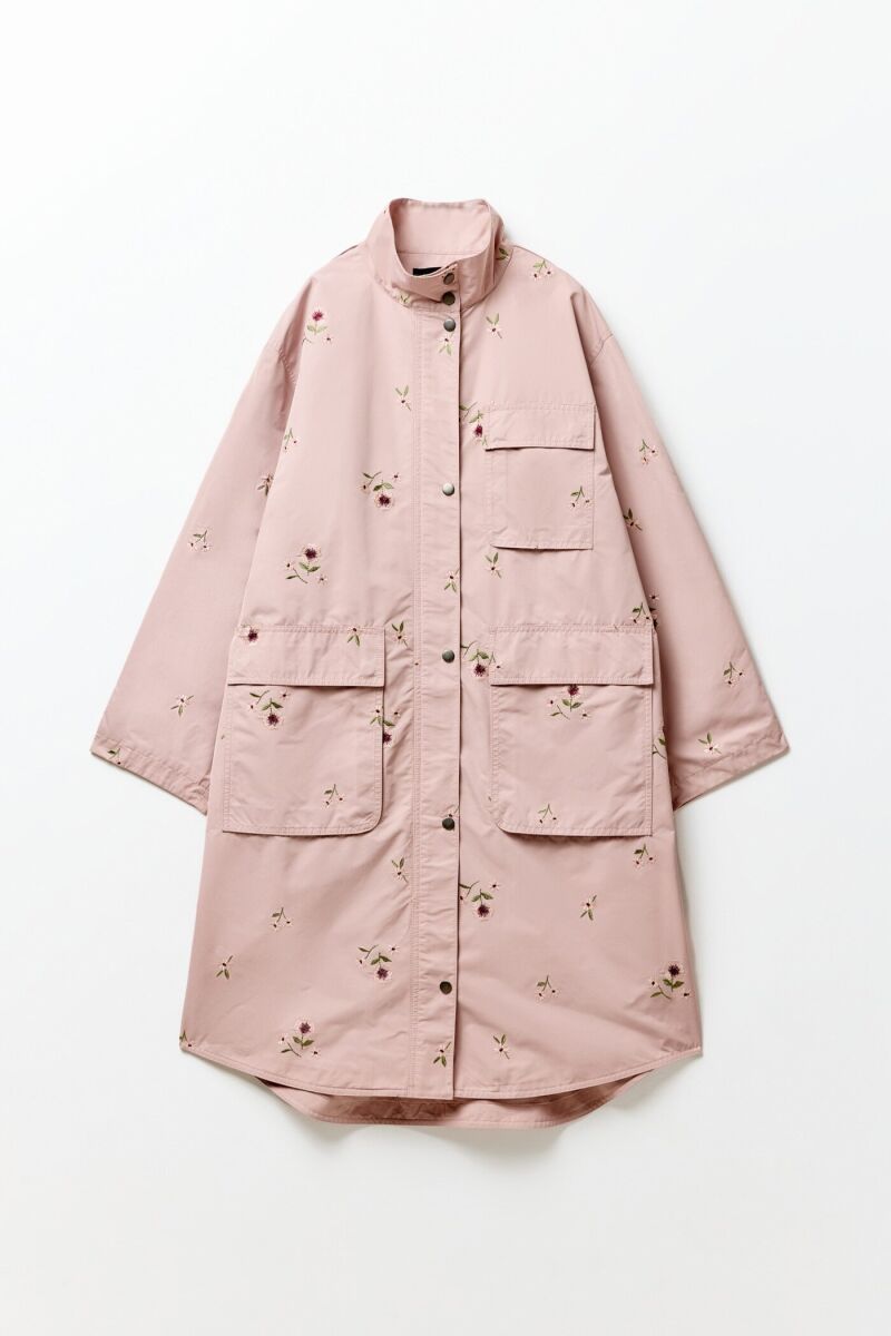 Gabardina con bordados florales.