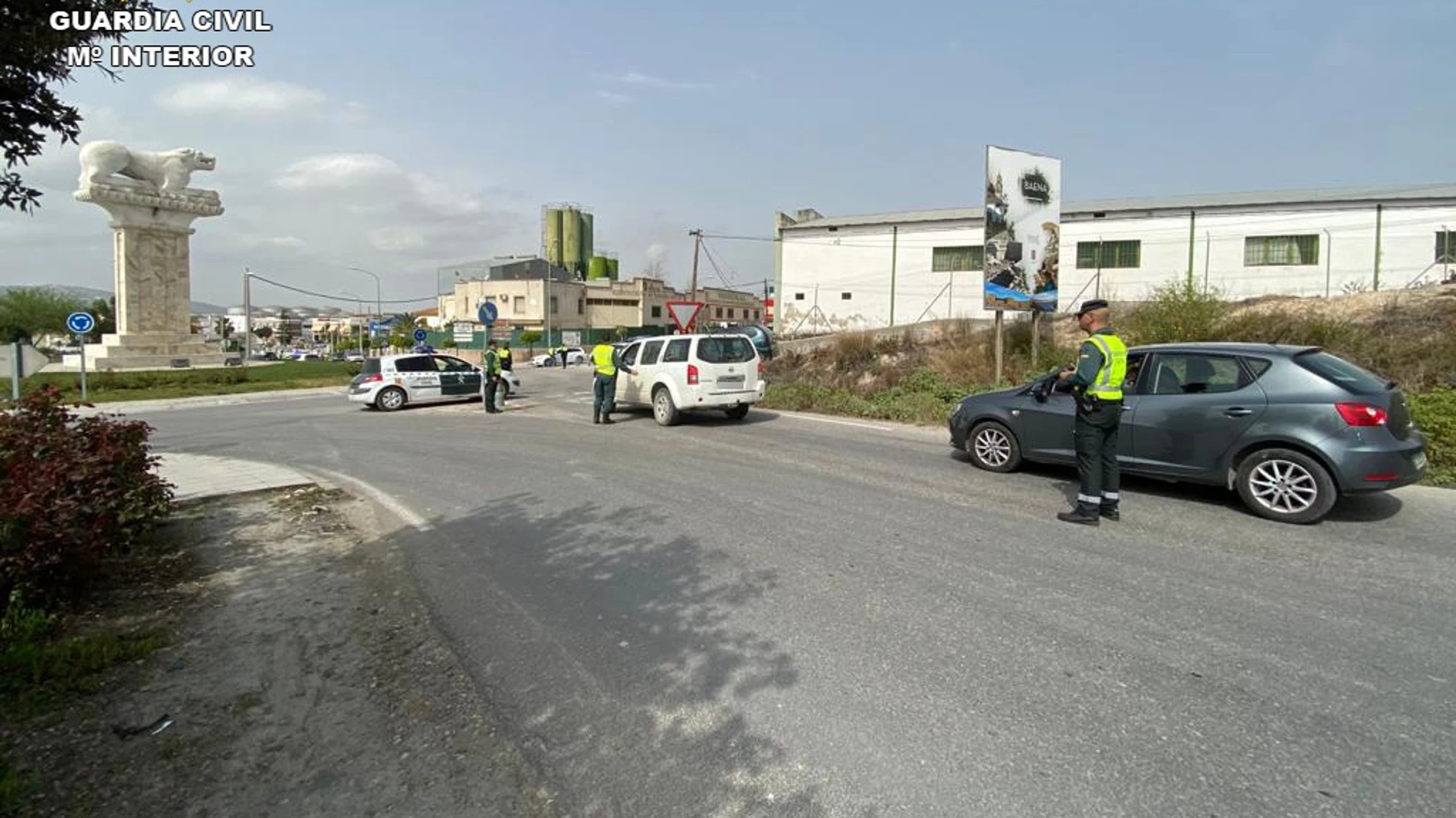Agentes de la Guardia Civil en un control en Baena.REMITIDA / HANDOUT por Guardia CivilFotografía remitida a medios de comunicación exclusivamente para ilustrar la noticia a la que hace referencia la imagen, y citando la procedencia de la imagen en la firma18/02/2025