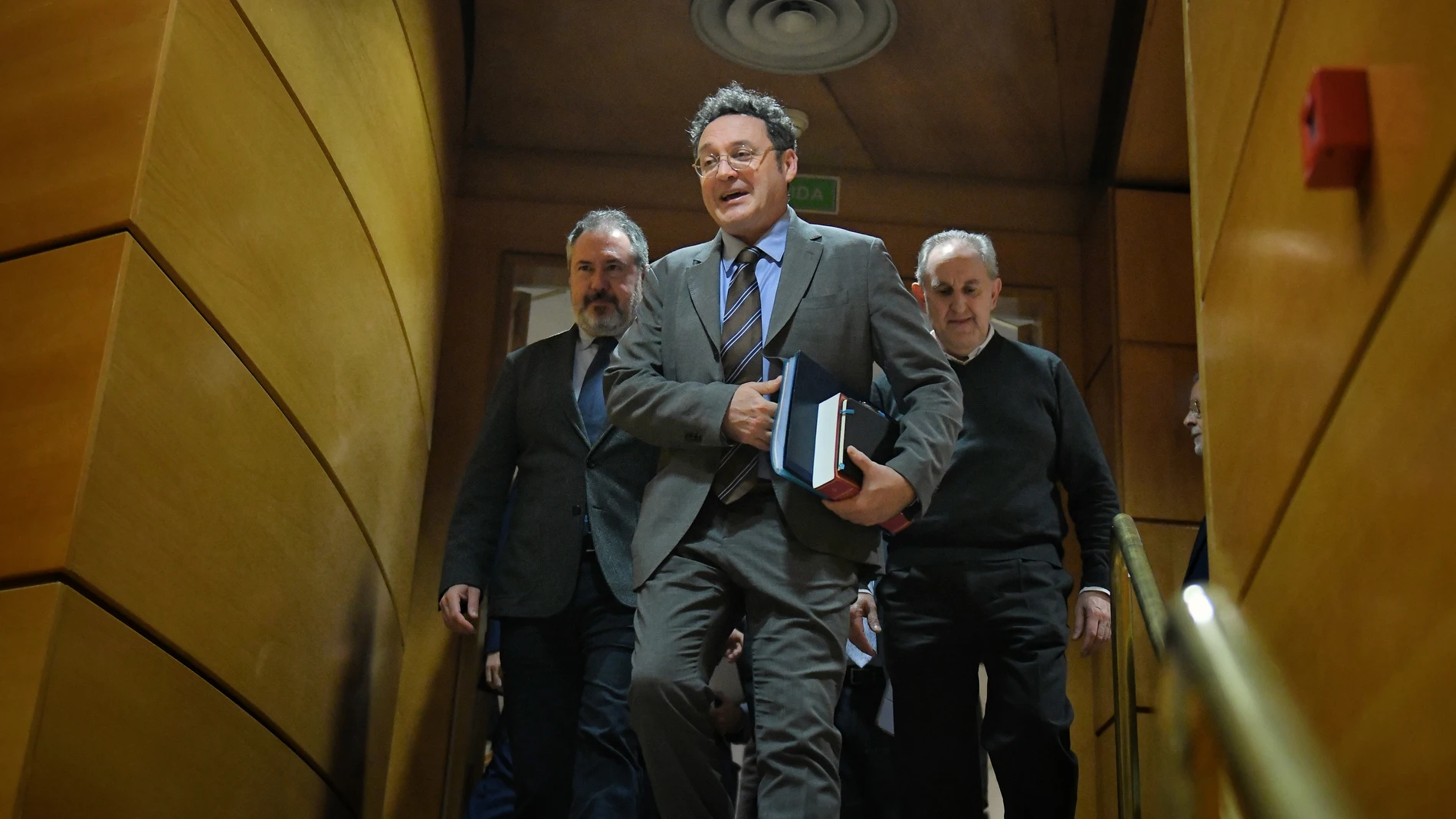El Fiscal General del Estado, Álvaro García Ortiz (c), a su llegada a la comparecencia en la Comisión de Justicia, en el Senado, a 18 de febrero de 2025, en Madrid (España). García Ortiz comparece para presentar la Memoria anual de la Fiscalía referida a 2023. Es la primera vez que acude a las Cortes Generales desde que el Tribunal Supremo (TS) le imputó por un presunto delito de revelación de secretos contra el novio de la presidenta de la Comunidad de Madrid. 18 FEBRERO 2025;FISCAL;GARCÍA ...